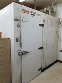 Widman painted walk-in cooler 98.5"W x 10'D x 7'H (compressor & Ref Plus evap system works box is old) Negotiable