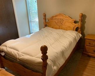 Queen Solid Carved Pine 4 Post Bed w/ Mattress	54x64x89in