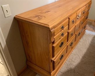 8-Drawer Pine Carved Dresser	33x64x18in
