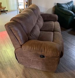 7ft Reclining Sofa/Couch	40x84x41in
