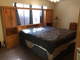 King Size Bed Oak Cabinet Memory Foam Mattress	72x129x98in
