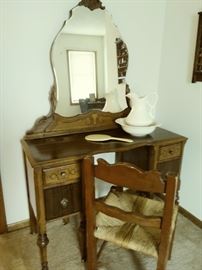 antique dressing table w/mirror