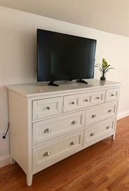 ... that matches this bureau are a great set! (Magnussen Home Furnishings) 