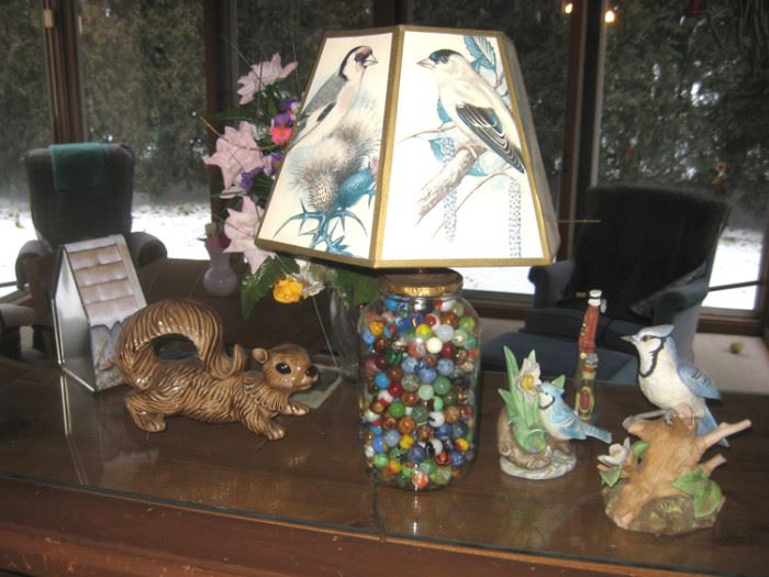 Marbles lamp, porcelain animal figurines