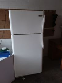 BG03 Frigidaire RefrigeratorFreezer