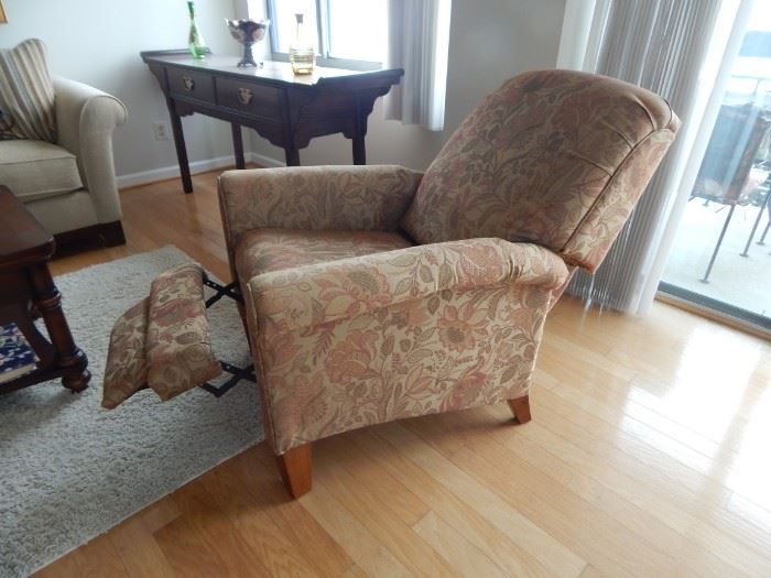 Lazy boy recliner. In excellent condition. Like new.
