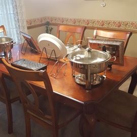 Formal Dinning Room table + 6 chairs