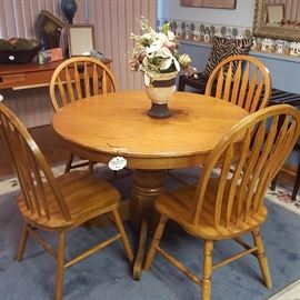 Beautiful farmhouse table/chairs