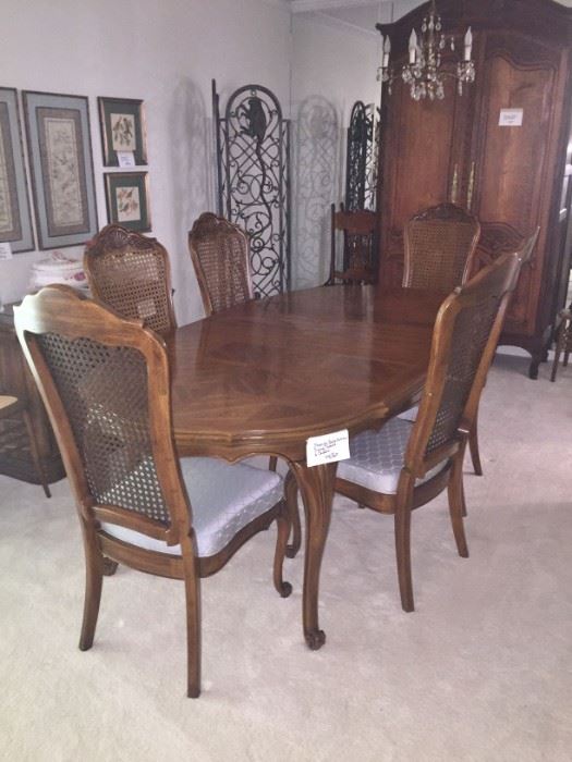 French Style "Hickory Mfg. Co." Dining Table and 6 chairs