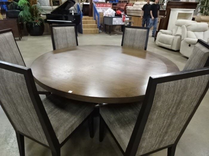 Round Wood Table w/Chairs