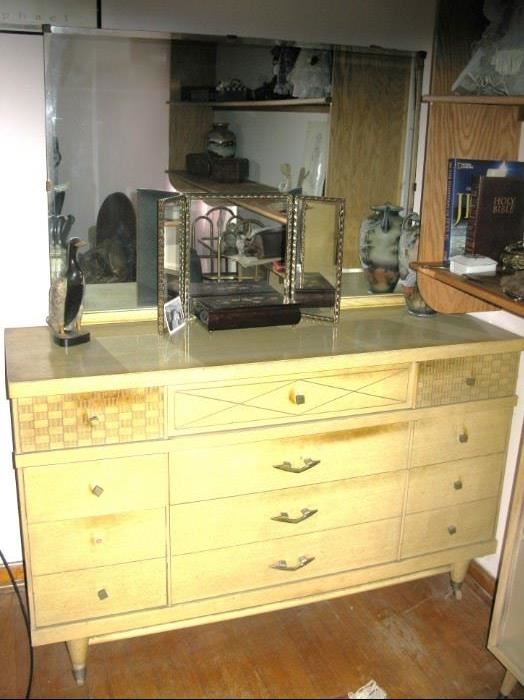 Off white dresser with mirror, great for painting.         
               BUY IT NOW $ 45.00