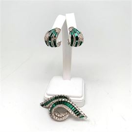 Lot 313
Boucher Signed Diamonte Ribbon Brooch Set