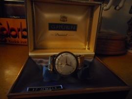 Vintage Gruen 17 Jewels Men Watch in original box ( it is not gold!)