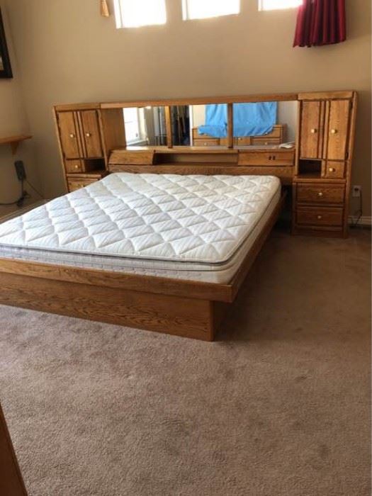 Vintage Oakland Furniture King Bed w Sleep Number Mattress
