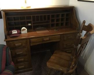 Pigeon hole oak desk - excellent condition