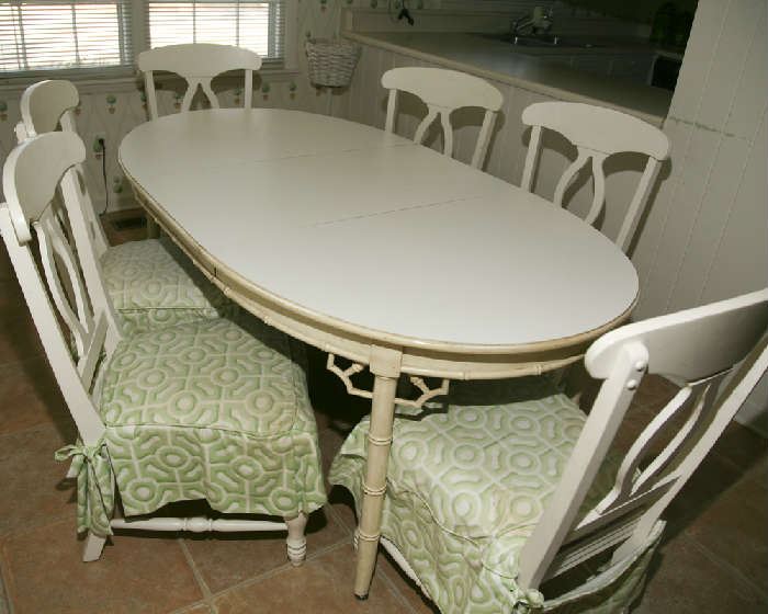 OVAL TABLE WITH 2 LEAVES FOR 4 - 8