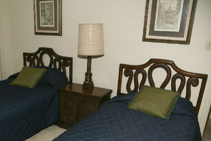 PR. TWIN BEDS WITH BEDDING