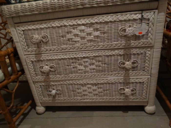 Lexington wicker chest with glass top