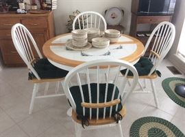 Like new kitchen set.