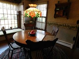 circular table with pedestal bottom for (4) with leaves