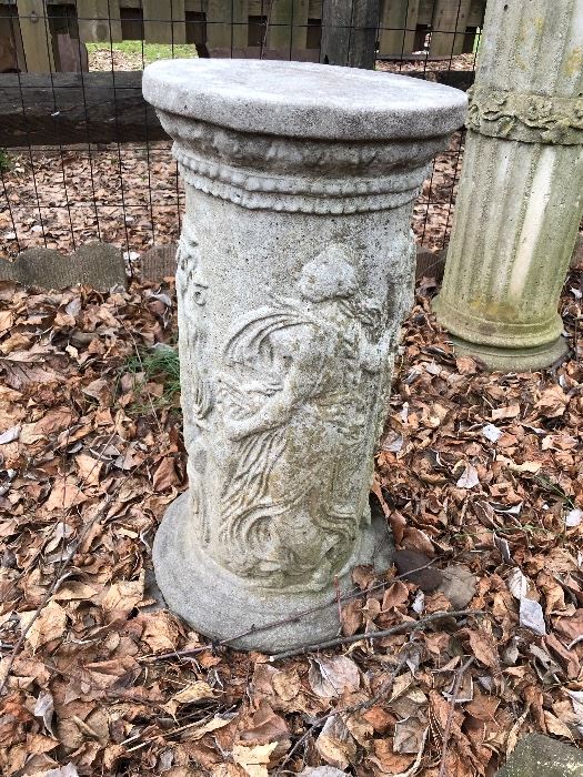 Concrete Garden Pillar Statuary with Roman or Greek Motif