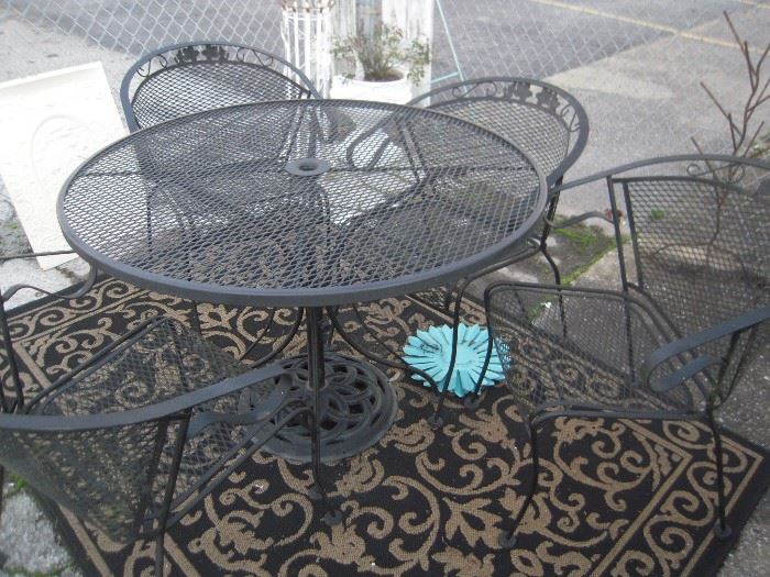 mesh table & chairs