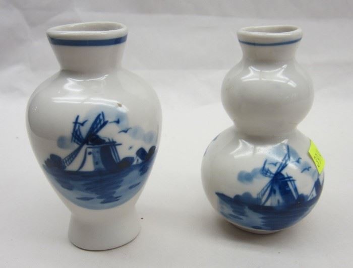 TWO SMALL BLUE AND WHITE DUTCH STYLE PORCELAIN VASES, UNSIGNED. 3 5/8" TALL
