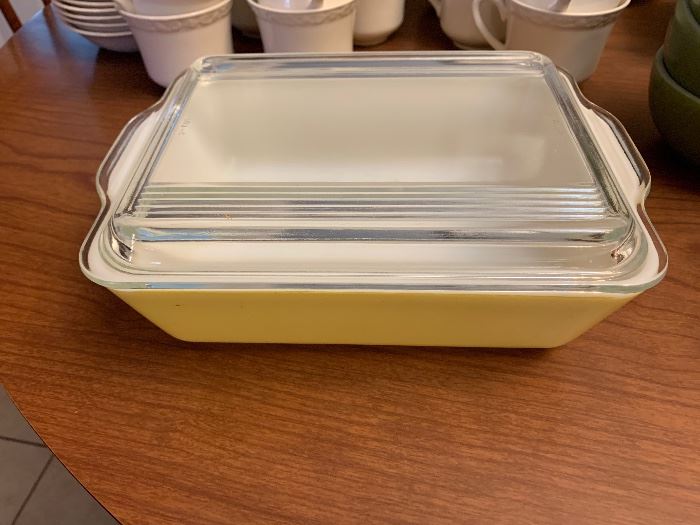 pyrex yellow 9593 with lid