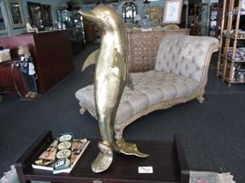 Bronz dolphin statue