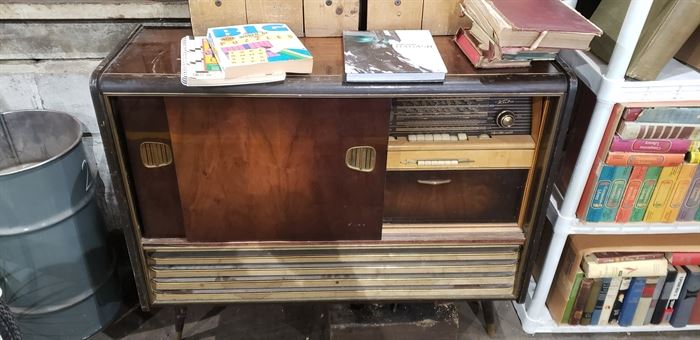 Atomic Age Kuba Radio with Bar and Record player. RF, LF, AM, FM