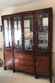 China cabinet/breakfront