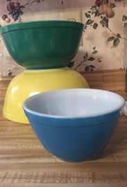 Vintage Pyrex nesting bowls, primary colors