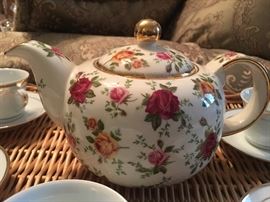 Lovely Royal Albert
âCountry Rosesâ Teapot
