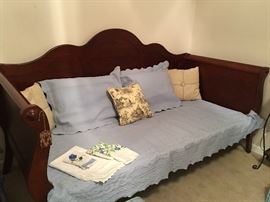 Gorgeous Mahogany Sleigh Bed