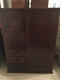 Sweet Oak Chifferobe with Round Knobs
5 Drawers and 2 Doors