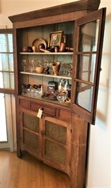 Corner cabinet