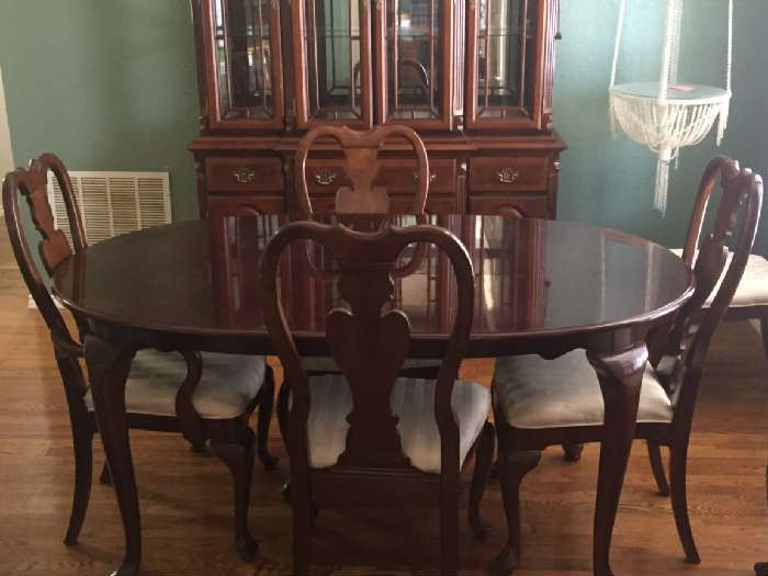 Queen Anne Cherry Dining Set