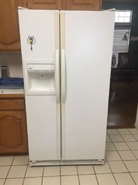Side by Side Refrigerator / Freezer
