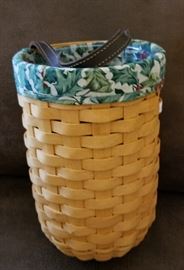 2001 Longaberger gatehouse hanging basket. $18