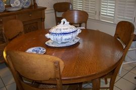Antique oak table (no leafs)