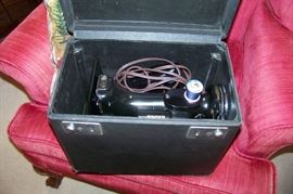 Singer Featherweight w/case/attachments