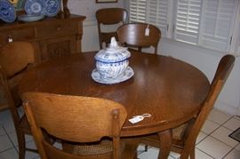 Antique oak table with 4 leafs
