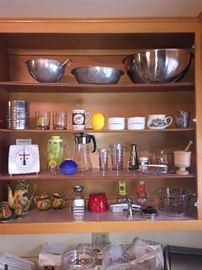 Assorted kitchen items