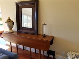 Drop leaf dining table