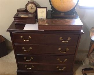 Locking file cabinet