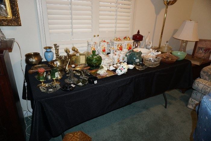 Assorted decorative items 