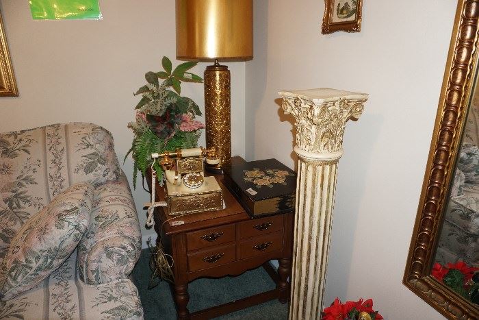 Lamp, pedestal, decorative box