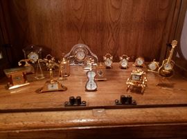 Assortment of small collectable clocks