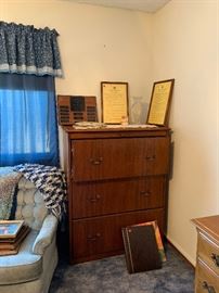 Bank 3 drawer filing cabinet w/keys