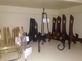 Array of plate/picture easels